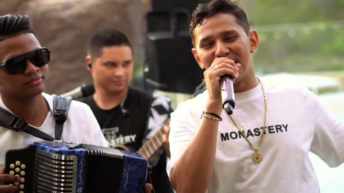 Feider de Aguas en vivo con acordeonero y agrupación
